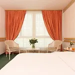 Drake Longchamp 3*